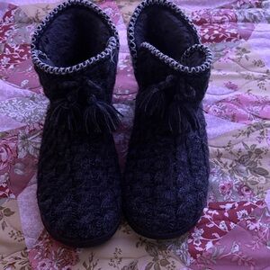 Muk Luks Cozy Black Knit Women's Slippers Size 11. (Worn twice with socks!!)